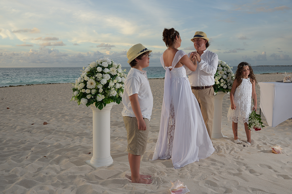 Vow renewal in Aruba with family